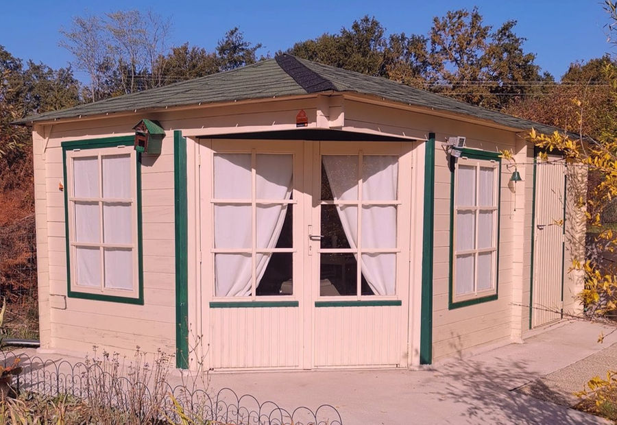 Le chalet du cabinet de Cazats, entouré d'arbres, un jour d'automne